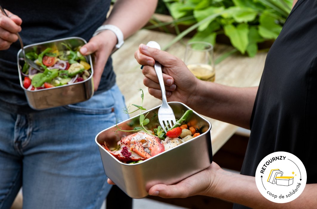 Manger dans des plats à emporter consignés