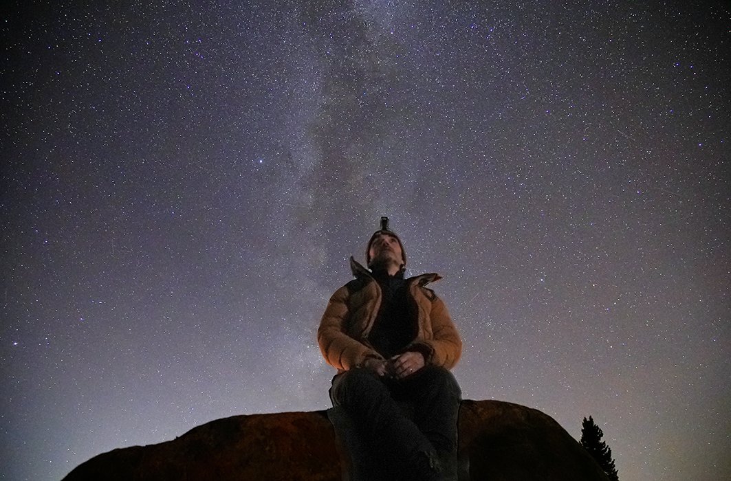 L'astrophotographe Stéphane Simard devant un ciel étoilé. L'astrophotographe Stéphane Simard devant un ciel étoilé.