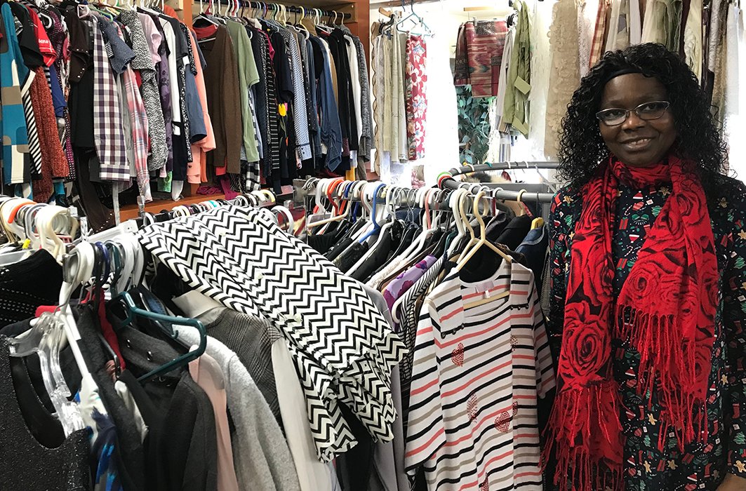 Thérèse Sagna à la friperie Les Chiffonnières de Matane