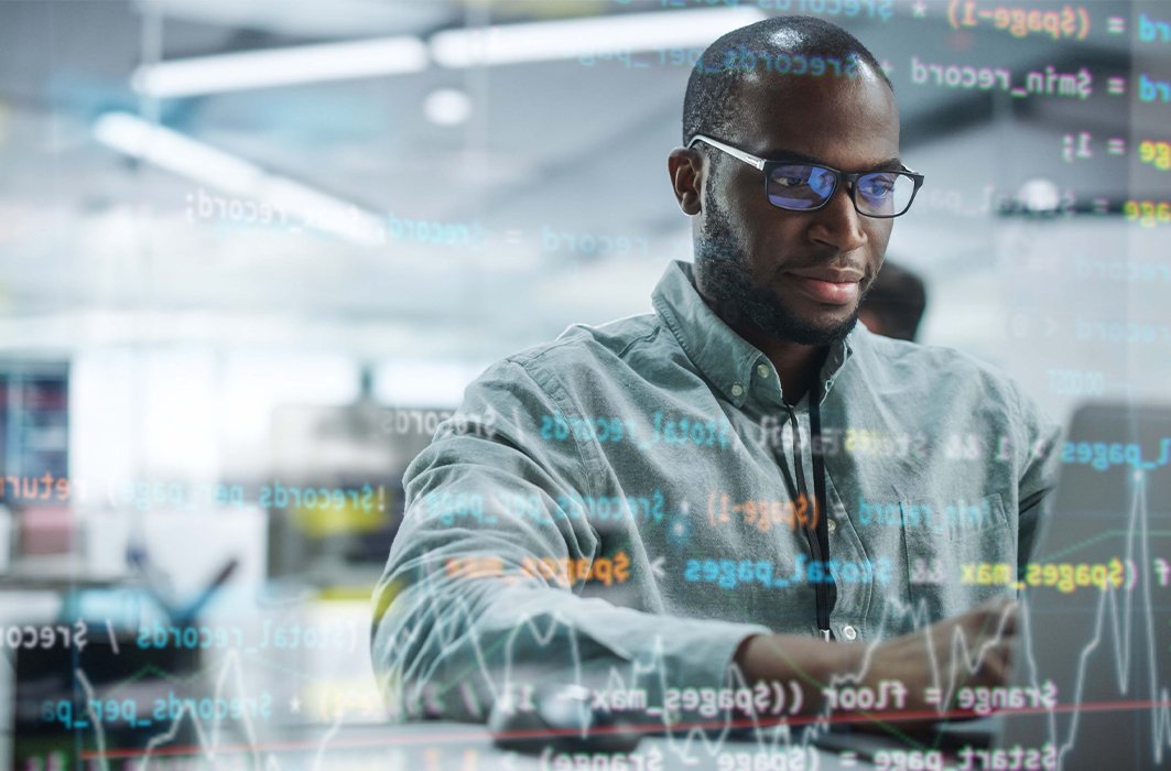 Un informaticien travaille sur son ordinateur.