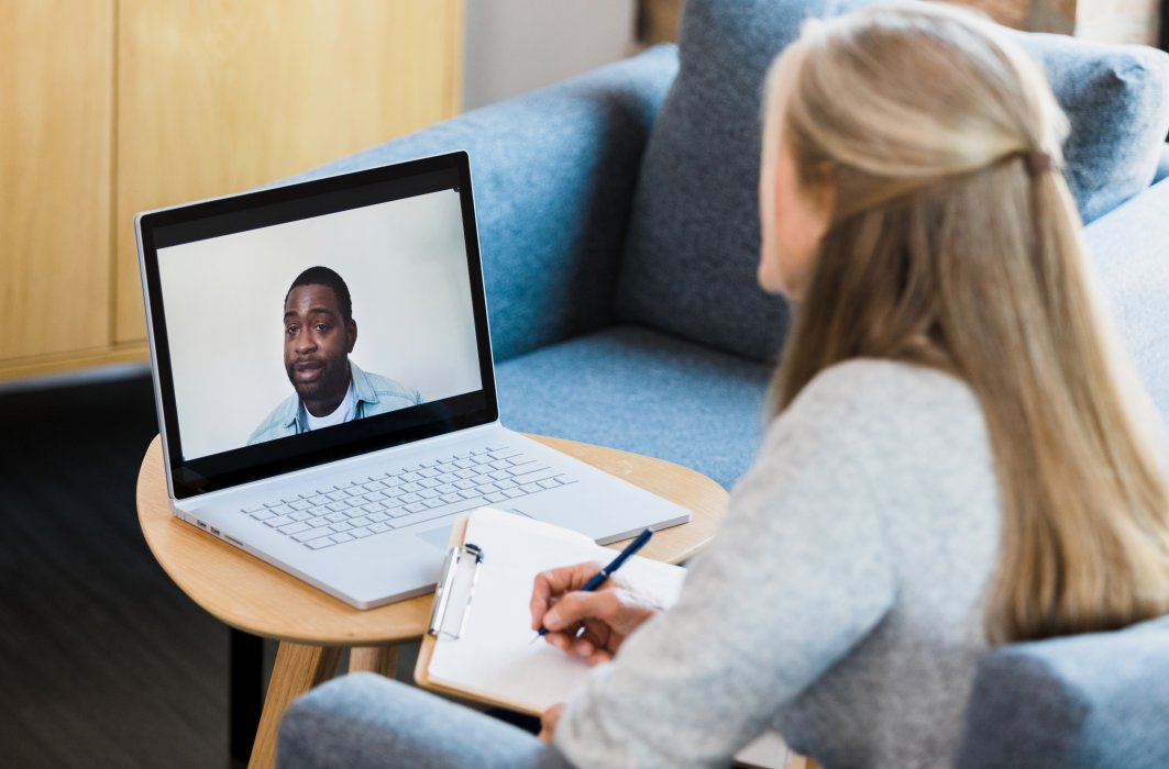 Une thérapeute rencontre un patient à distance. Une thérapeute rencontre un patient à distance.
