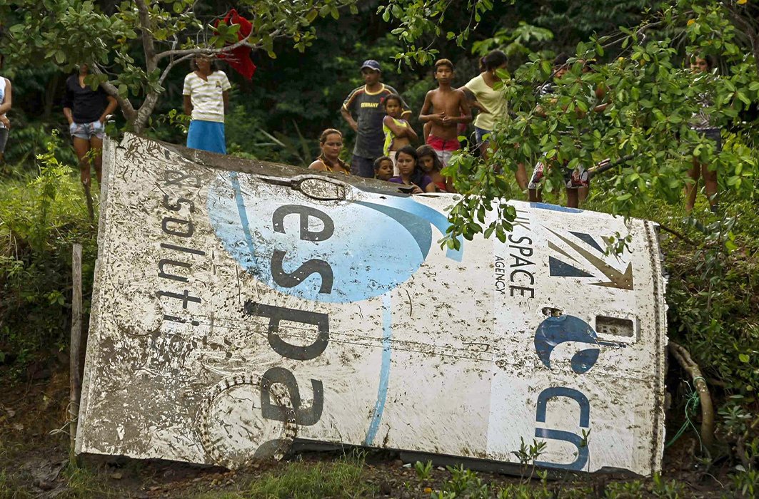 Des habitants d'une petite ville brésilienne observent les débris d'une navette spatiale européenne. Des habitants d'une petite ville brésilienne observent les débris d'une navette spatiale européenne.