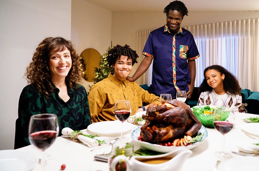 Boucar Diouf et sa famille à la table lors d'un repas de Noël.