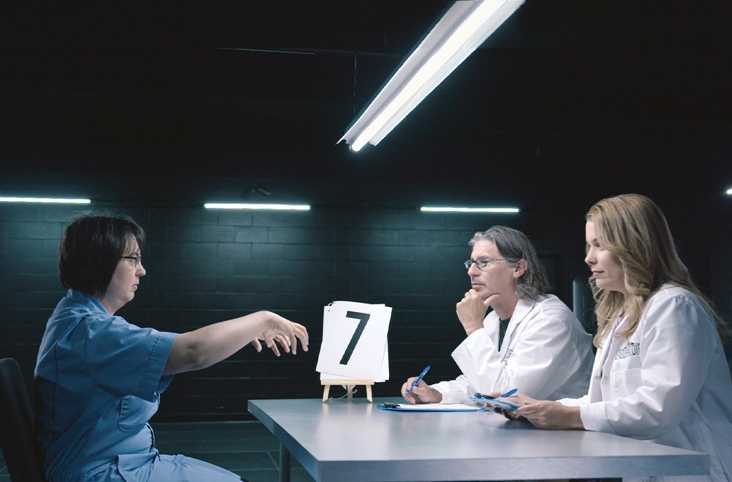 Une cobaye du Gros laboratoire sous la supervision de Jean-René Dufort et Marie-Pier Élie lors d'une expérience. Une cobaye du Gros laboratoire sous la supervision de Jean-René Dufort et Marie-Pier Élie lors d'une expérience.