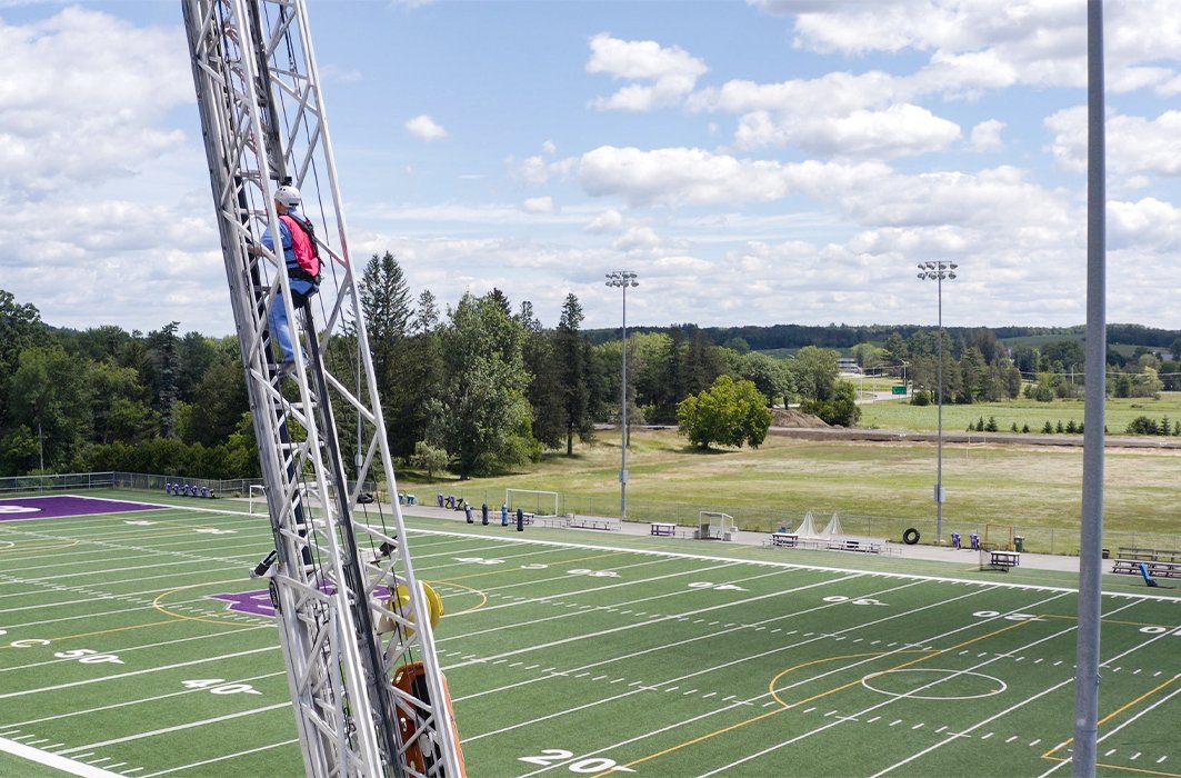 Un cobaye monte une échelle lors d'une expérience au Gros laboratoire.