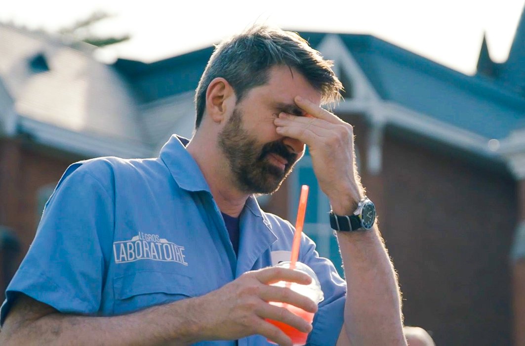 Un cobaye du Gros laboratoire réagit à sa boisson froide en se tenant la tête.