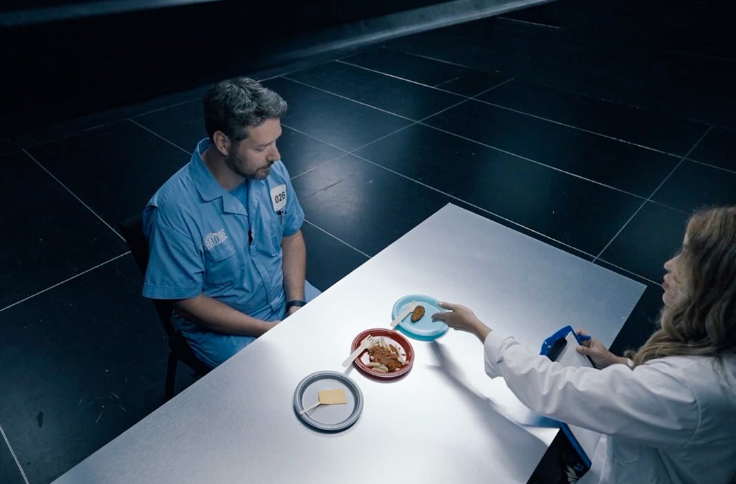 Un cobaye du Gros laboratoire goûte à des produits végétariens.