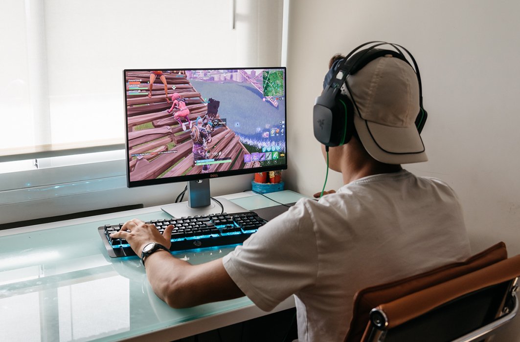 Un adolescent joue à Fortnite sur un ordinateur.