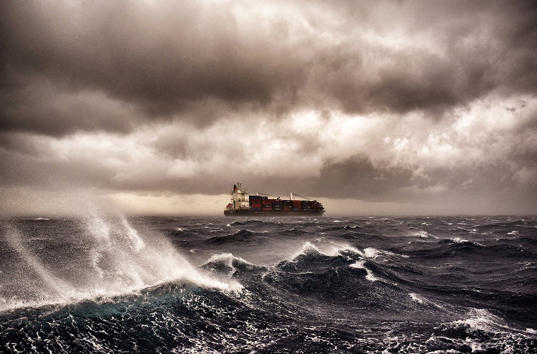 Un navire en pleine tempête.