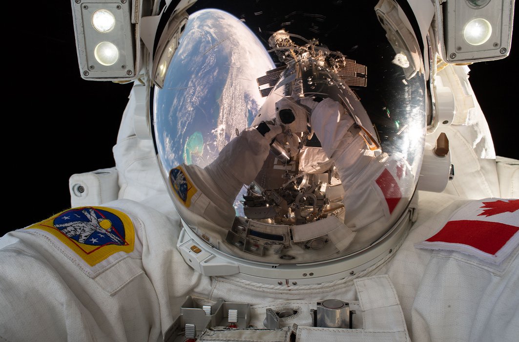 L'astronaute David Saint-Jacques lors d'une sortie dans l'espace.