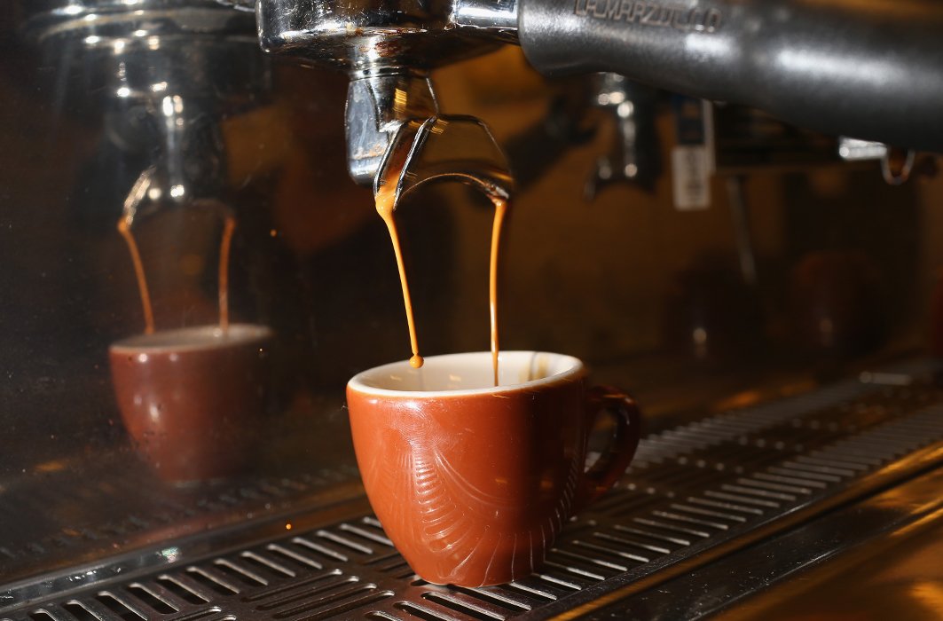 Une machine à café fait un café.