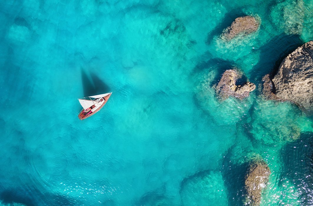 Un voilier sur la mer Méditerranée