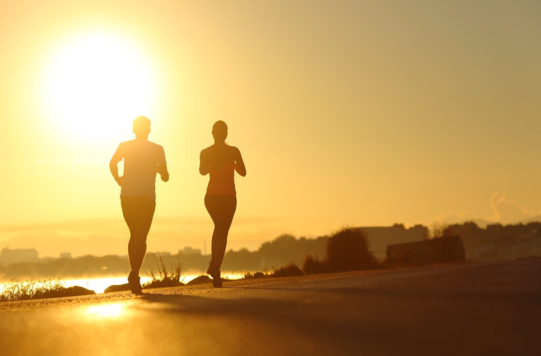 Deux personnes font de l'exercice par une journée chaude.