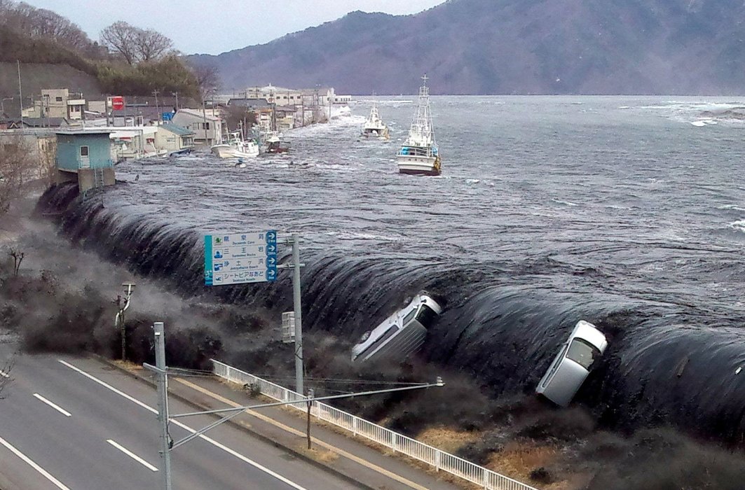 Un tsunami ravageur frappe le Japon.