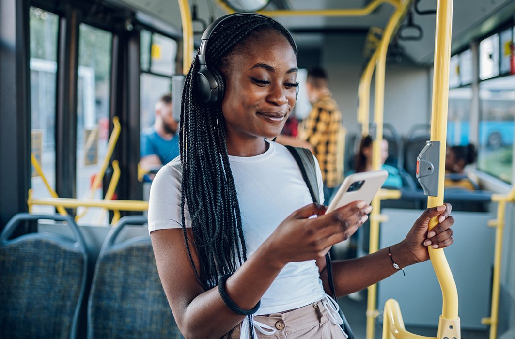 Une personne utilise son téléphone dans le bus.
