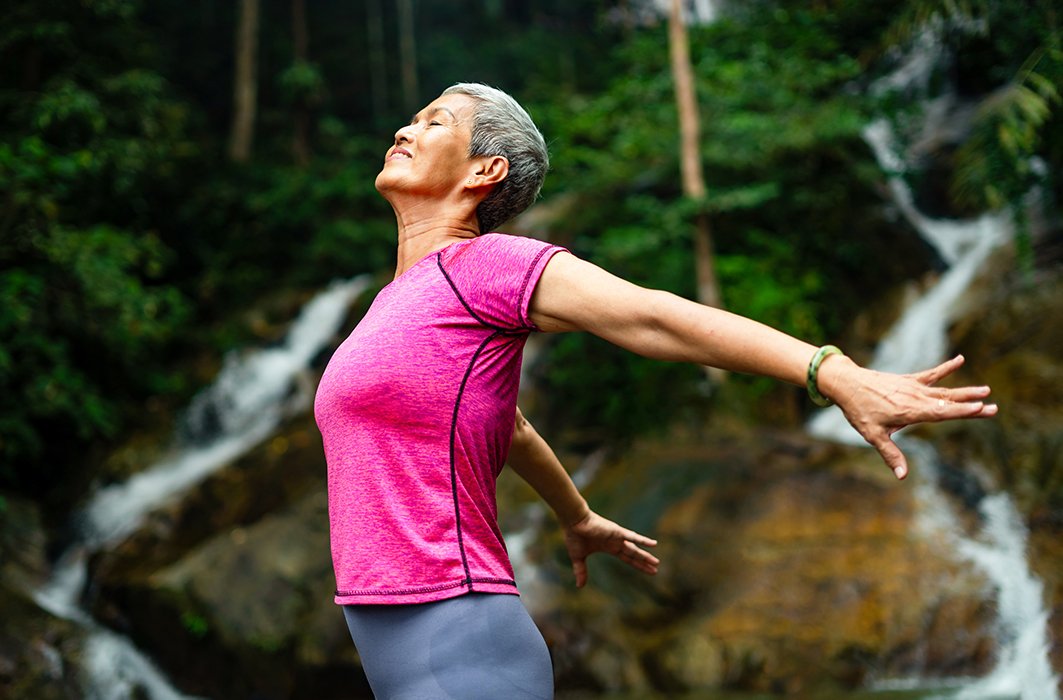 Une femme fait de l'exercice en nature.