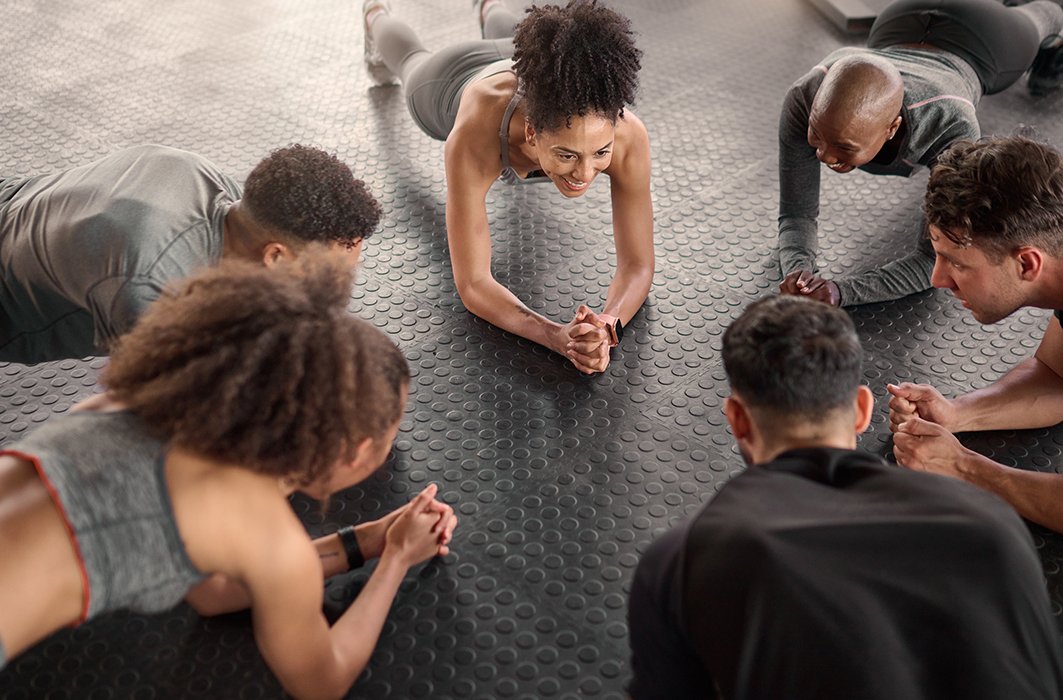 Un groupe de personnes en train de faire de l'exercice.