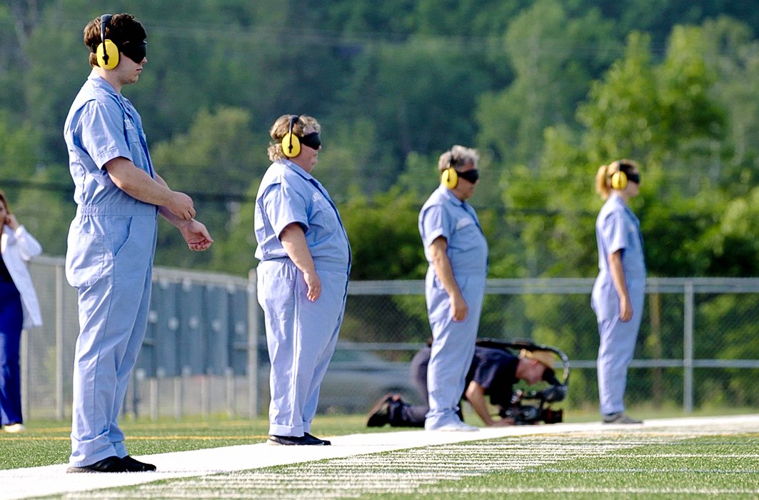 Les cobayes lors d'une expérience du Gros laboratoire. Les cobayes lors d'une expérience du Gros laboratoire.