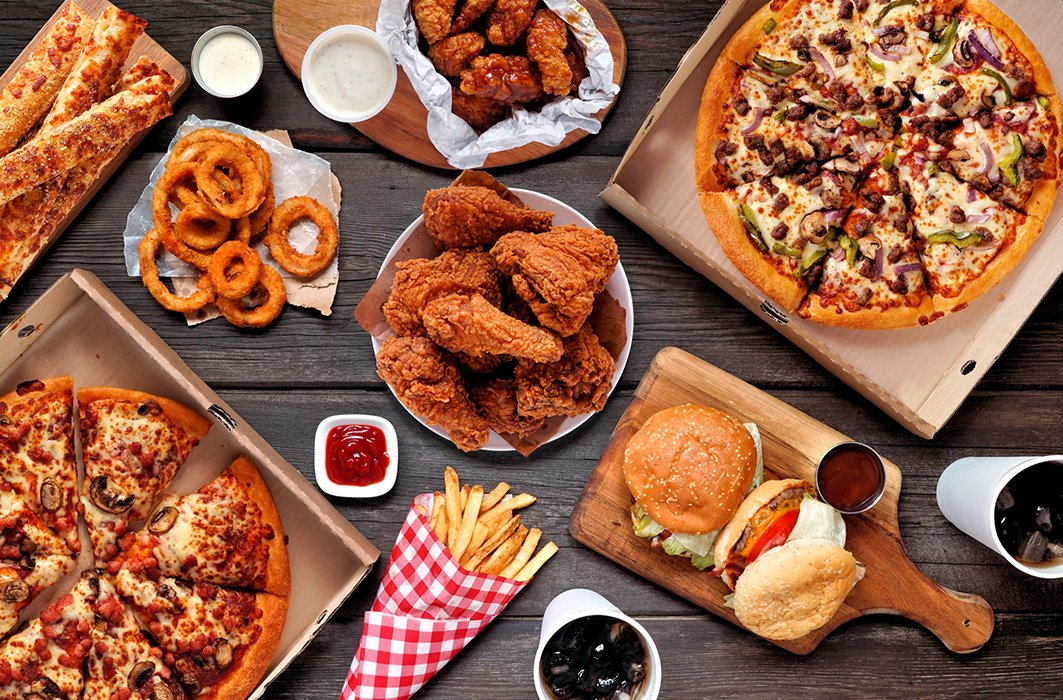 De la malbouffe sur une table.