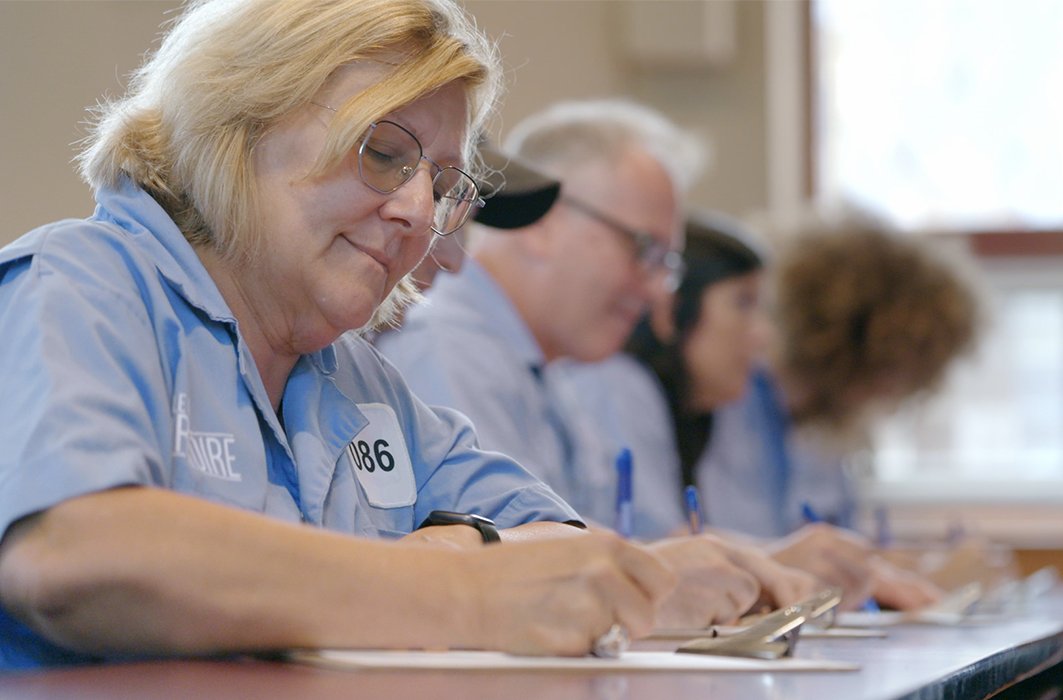 Des cobayes du Gros laboratoire participent à une expérience sur la calligraphie. Des cobayes du Gros laboratoire participent à une expérience sur la calligraphie.