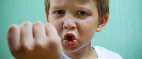 Agressivité : les retards de langage et l'irritabilité en cause