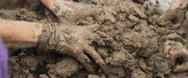EARTHSHIP : LES DEUX MAINS DANS LA TERRE EARTHSHIP : LES DEUX MAINS DANS LA TERRE