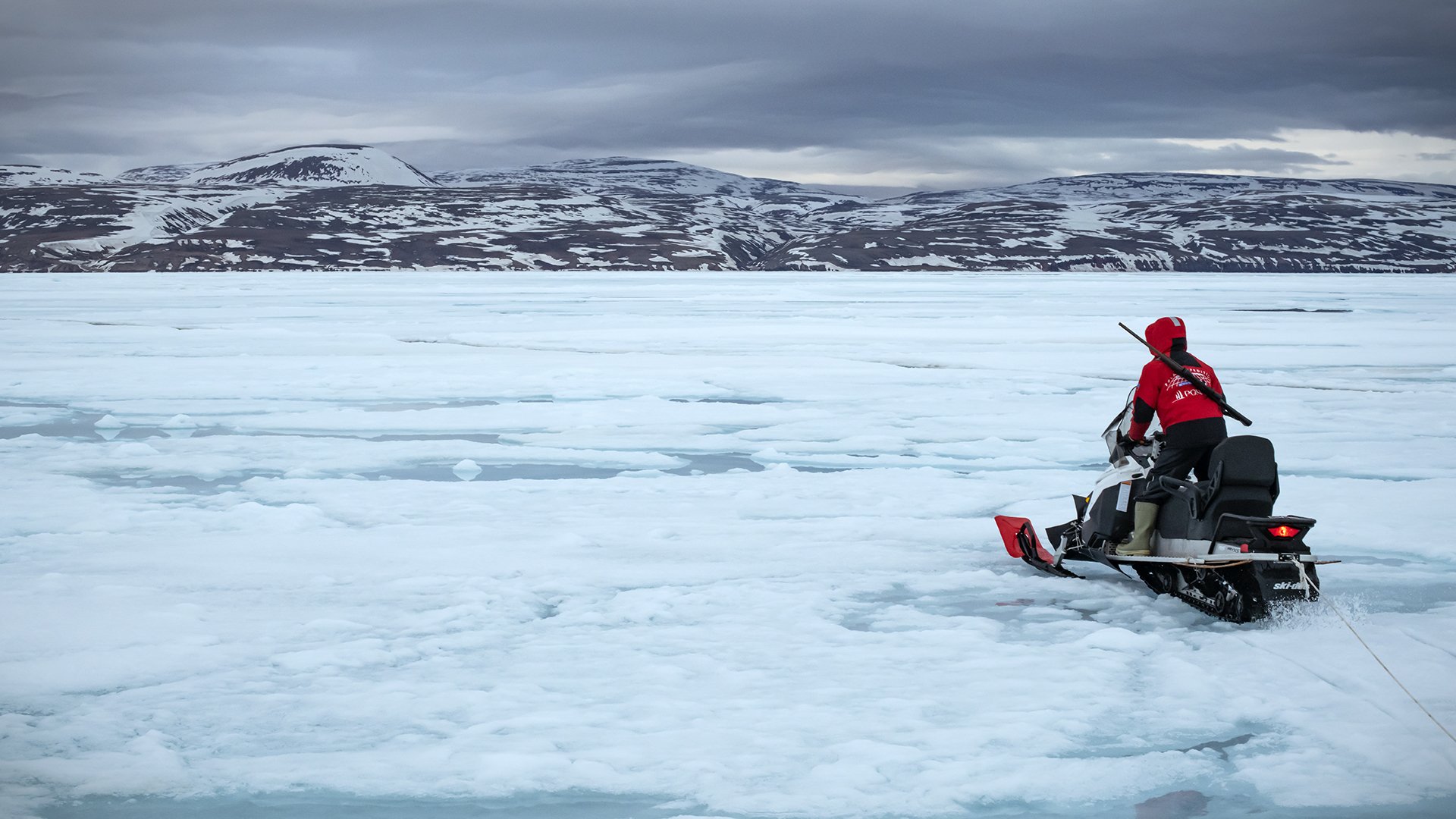 Un guide Inuit sur la glace fondante