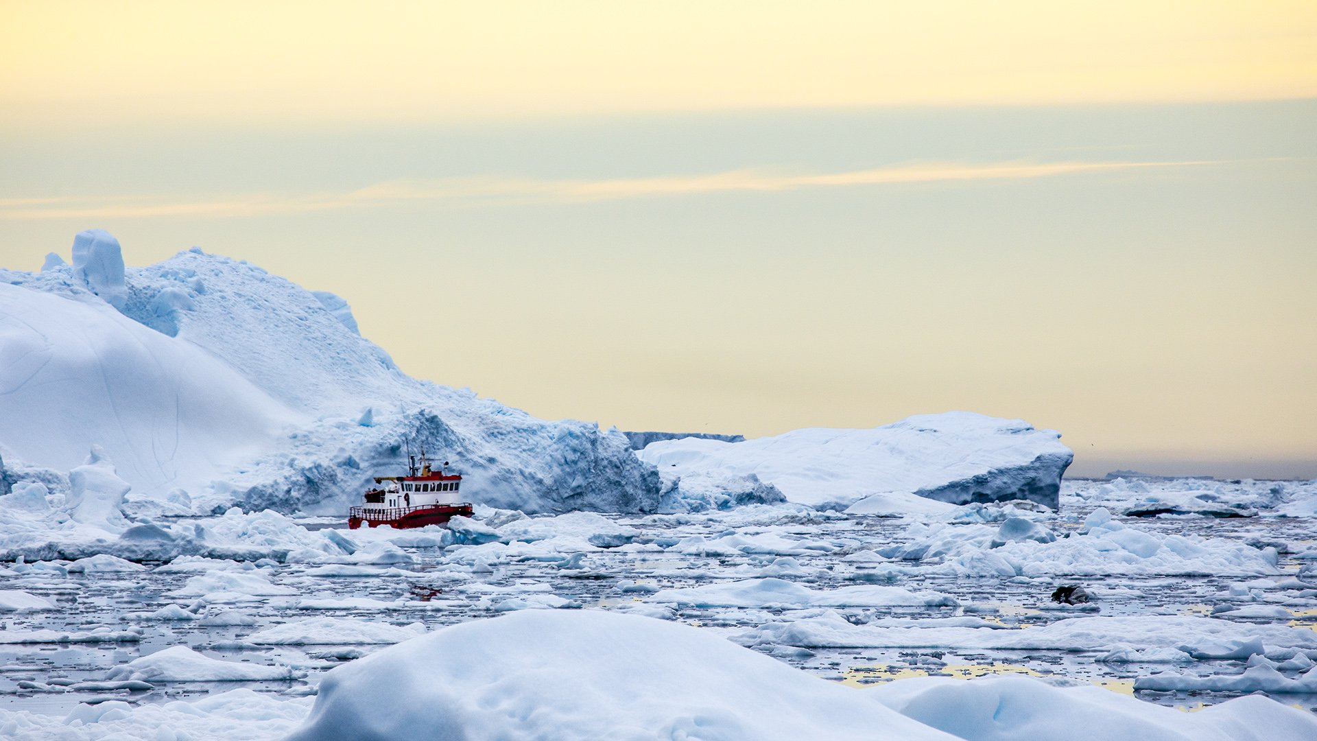 Un bateau dans les glaces du Groenland