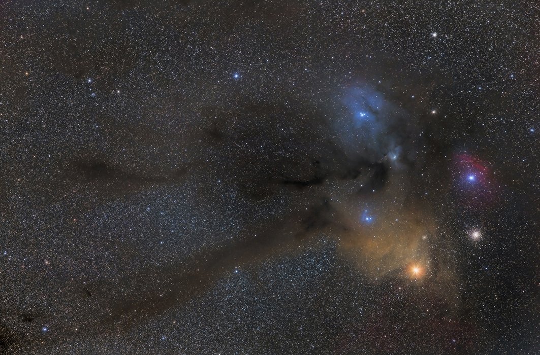 Nuage moléculaire Rho Ophiuchi, situé à environ 450 années-lumière de la Terre. Le jaune et le bleu dans l'image sont des nébuleuses à réflexion, alors que la partie plus rosée est une nébuleuse à émission (photo : Stéphane Simard)