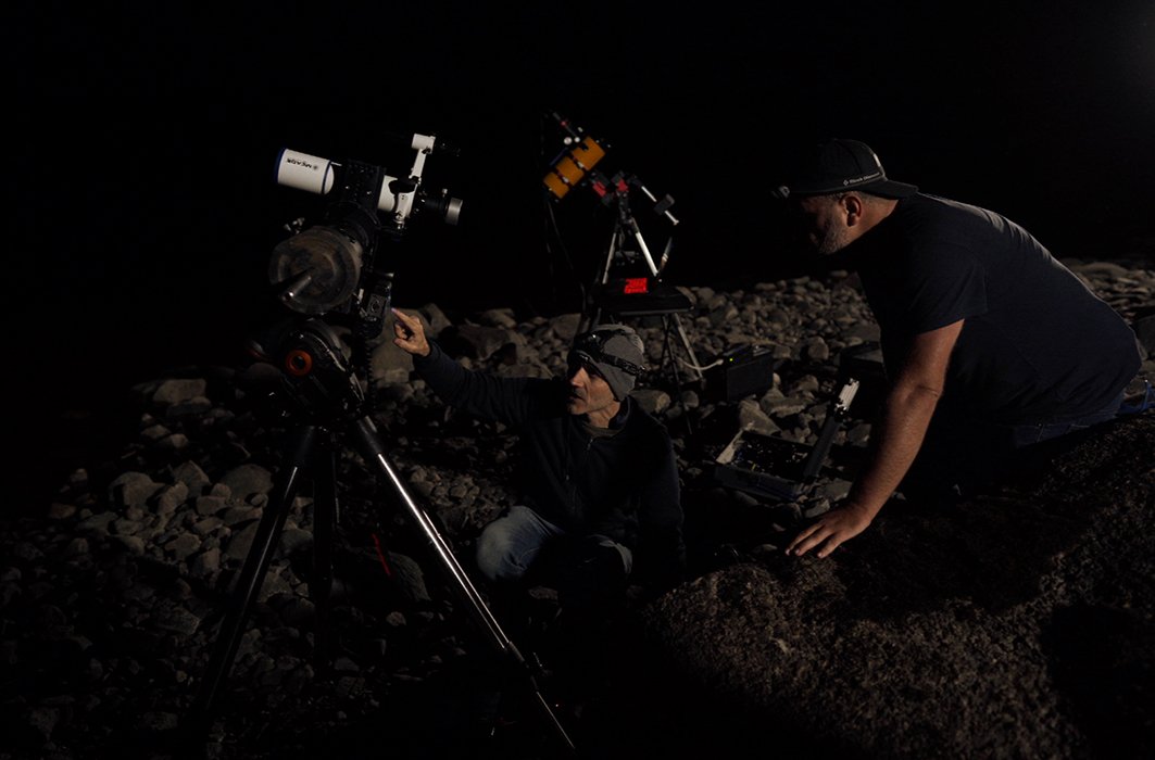 Équipement pour observer Barnard 174 et Rho Ophiuchi. Pour Barnard 174 (télescope orange) : télescope Takahashi Epsilon 130ED F3.3, 430mm avec caméra QHYCCD 268 Couleur. Pour Rho Ophiuchi (télescope blanc) : Objectif photo Canon 70-200mm F2.8 avec caméra