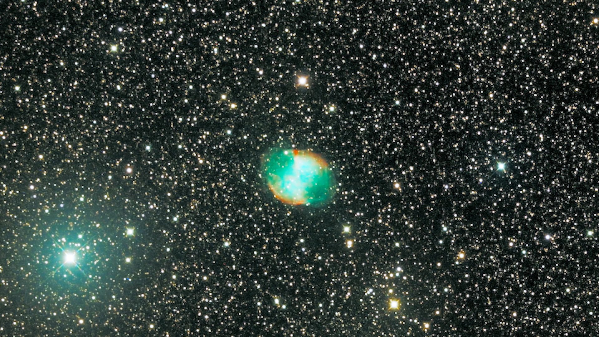 Nébuleuse de l'Haltère (M27) : Nébuleuse planétaire, créée par l’éjection des couches externes d’une petite étoile. Elle est située dans la constellation du Petit Renard à une distance d’environ 1200 années-lumière. (photo: Stéphane Simard)