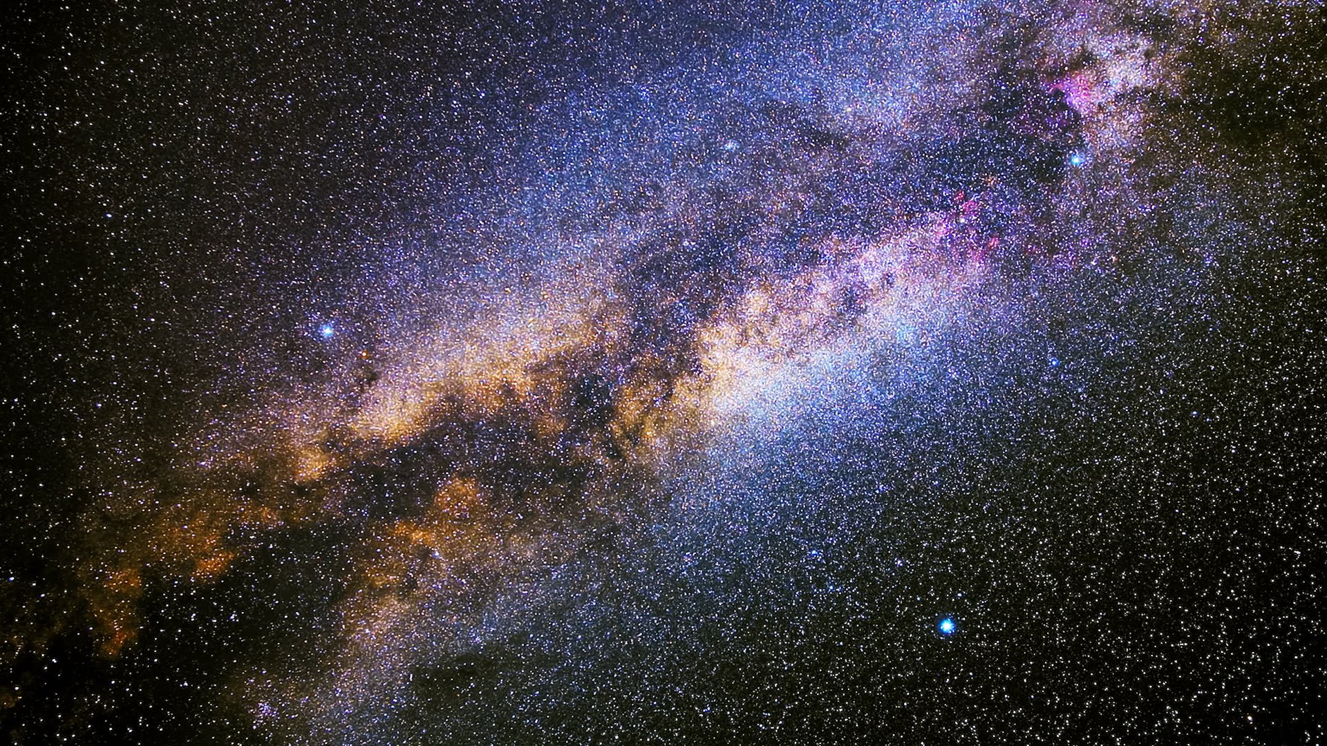 Le Triangle d’été : un astérisme formé de 3 étoiles appartenant à 3 constellations différentes : Véga (dans la Lyre), Altaïr (dans l’Aigle) et Deneb (dans le Cygne). À l’intérieur du Triangle d’été, on retrouve la constellation du Petit Renard et celle de