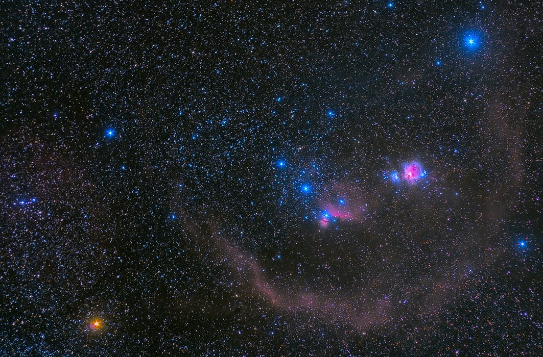 Image partielle de la constellation d'Orion avec la Nébuleuse d'Orion, et la boucle de Barnard. À droite de l'image, on voit la nébuleuse d'Orion et la demi-lune dans le bas est la Boucle de Barnard. Au centre, les 3 petites étoiles alignées forment la Ce