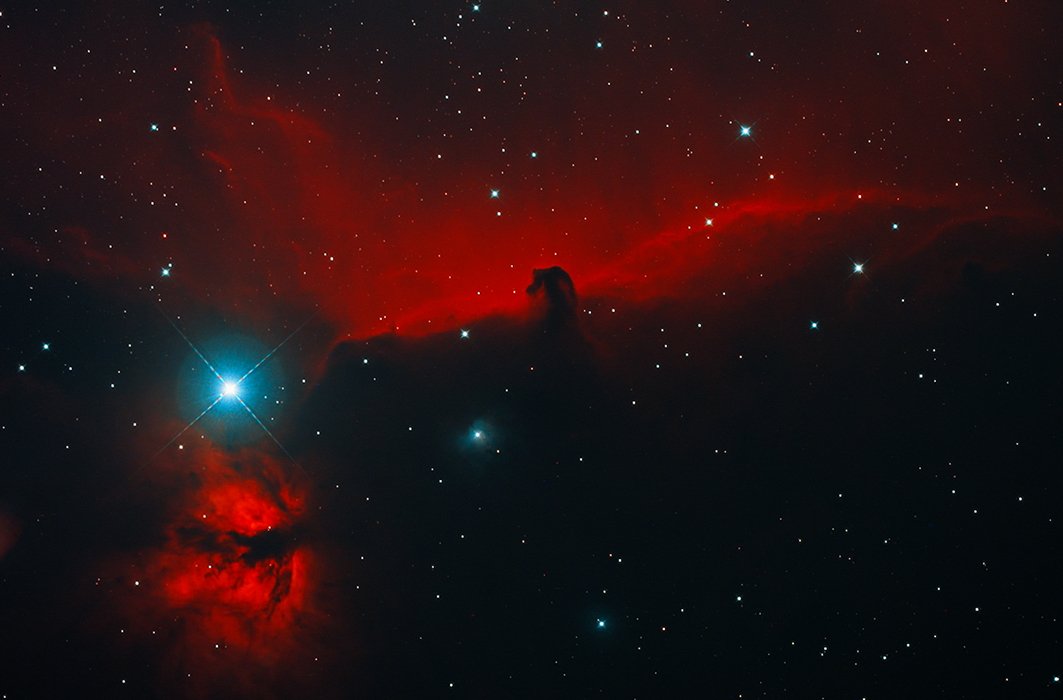 Nébuleuse de la Tête de Cheval (Barnard 33). Nébuleuse obscure située près de l’étoile Alnitak (Ceinture d’Orion) à une distance d’environ 1300 années-lumière (crédit photo : Stéphane Simard). Équipement utilisé pour l’observation : Télescope takahashi ep